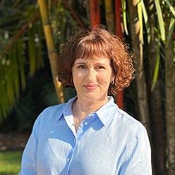 Headshot of Veronika